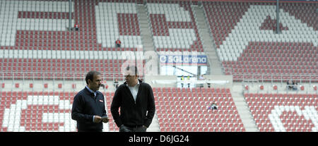 Kopf Augsburgs Trainer Jos Luhukay (L) und CEO Andreas Rettig miteinander reden vor dem deutschen Fußball-Bundesliga-Fußball-match zwischen FC Augsburg und 1. FSV Mainz 05 in der SGL Arena in Augsburg, Deutschland, 17. März 2012. Foto: STEFAN PUCHNER (Achtung: EMBARGO Bedingungen! Die DFL ermöglicht die weitere Nutzung der Bilder im IPTV, mobile Dienste und andere neue Technologien Stockfoto