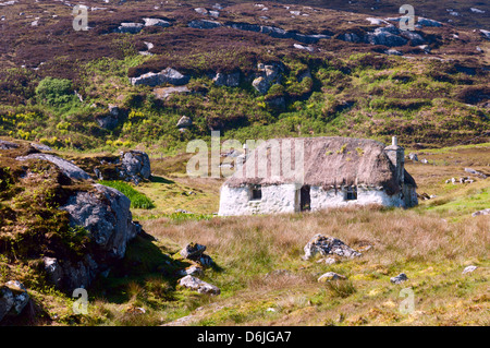 Kleine weiße Reetdachhaus am North Glendale auf South Uist in den äußeren Hebriden. Stockfoto