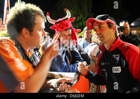 Deutsche Formel1-Fahrer Timo Glock Marussia Zeichen Autogramme nach dem australischen Formel 1 Grand Prix auf dem Albert Park Circuit in Melbourne, Australien, 18. März 2012. Glock feiert seinen 30. Geburtstag am Sonntag. Foto: Jens Buettner Dpa +++(c) Dpa - Bildfunk +++ Stockfoto