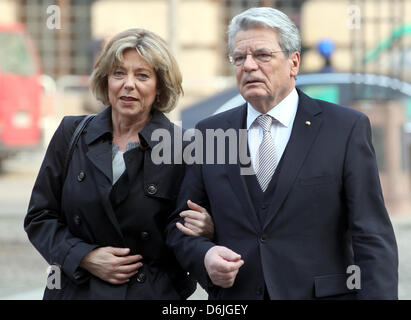 Präsidentschaftskandidat Joachim Gauck und seine Partner im Leben Daniela Schadt Fuß zum ökumenischen Gottesdienst in der französischen Friedrichstadtkirche anlässlich der Bundesversammlung in Berlin, Deutschland, 18. März 2012. Die Bundesversammlung wählt heute den 11. deutschen Bundespräsidenten. Foto: Wolfgang Kumm Stockfoto