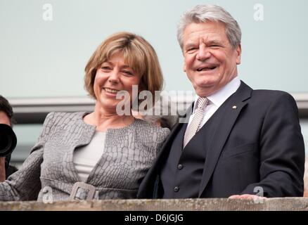 Präsidentschaftskandidat Joachim Gauck und seine Partner im Leben Daniela Schadt sind auf einem Balkon des Reichstags in Berlin, Deutschland, 18. März 2012 abgebildet. Gauck wird der 11. deutsche Bundespräsident werden. Die Bundesversammlung gewählt der ehemaligen DDR Bürgerrechte Anwalt mit großer Mehrheit der Stimmen. Der 72 Jahre alte erhielt 991 1228 gültigen Stimmen. Foto: SEBASTIAN KAHNERT Stockfoto