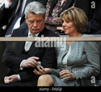 Präsidentschaftskandidat Joachim Gauck und seine Partner im Leben Daniela Schadt besuchen die Bundesversammlung im Reichstag in Berlin, Deutschland, 18. März 2012. 1240 Wahlen Delegierten wählen den neuen Bundespräsidenten. Foto: Rainer Jensen Stockfoto