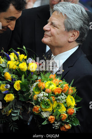 Neuer Bundespräsident Joachim Gauck erhält Blumen an die Bundesversammlung im Reichstag in Berlin, Deutschland, 18. März 2012. 1240 Wahlen Delegierten gewählt heute der neue Bundespräsident. Foto: RAINER JENSEN Stockfoto