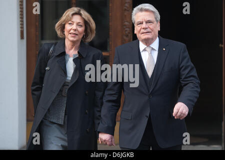 Präsidentschaftskandidat Joachim Gauck und seine Partner Inlife Daniela Schadt verlassen ihr Haus in Berlin, Deutschland, 18. März 2012. Die Bundesversammlung wählt heute einen neuen Bundespräsidenten. Foto: Sebastian Kahnert Stockfoto