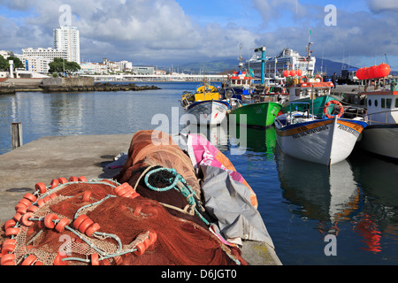 Angelboote/Fischerboote im Hafen von Ponta Delgada Hafen, Insel Sao Miguel, Azoren, Portugal, Atlantik, Europa Stockfoto