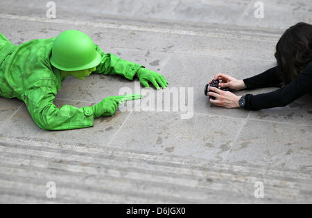 Ein Cosplayer gekleidet wie eine grüne Plastik Soldaten Posen auf der Leipziger Buchmesse in Leipzig, Deutschland, 18. März 2012. Traditionell treffen sich Hunderte Cosplayer auf der Leipziger Buchmesse ihren phantastischen Kostümen präsentieren. Foto: Jan Woitas Stockfoto