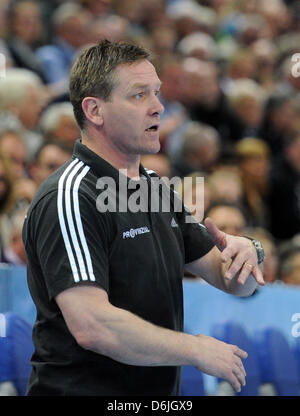 Kiel Trainer Alfred Gislason Gesten während der Handball Champions League zwischen THW Kiel und Wisla Plock in der Sparkassen Arena in Kiel, Deutschland, 18. März 2012 Spiel. Kiel gewann das Spiel 27-24. Foto: ANGELIKA WARMUTH Stockfoto