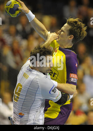 Berlins Sven Soeren Christophersen (R) Hamburgs Igor Vori während der Handball-Champions League-Spiel zwischen Fuechse Berlin und HSV Hamburg in der Max-Schmeling-Halle in Berlin, Deutschland, 18. März 2012 wehrt. Berlin gewann das Spiel 32-30. Foto: SOEREN STACHE Stockfoto