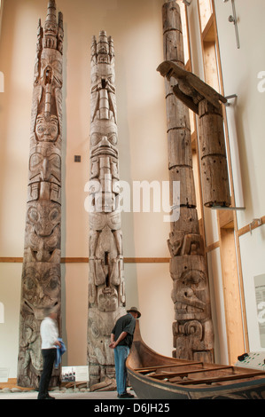 Totempfähle im Haida Heritage Center Museum am Kaay Llnagaay, Haida Gwaii (Queen Charlotte Islands), Britisch-Kolumbien, Kanada Stockfoto