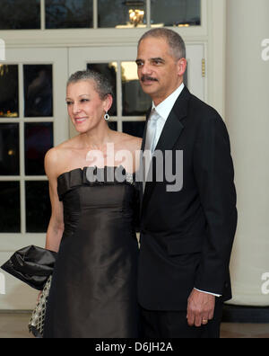 United States Attorney General Eric Holder und Dr. Sharon Malone kommen für die offiziellen Dinner zu Ehren von Premierminister David Cameron von Großbritannien und seine Frau, Samantha, im Weißen Haus in Washington, D.C., USA, 14. März 2012. Foto: Ron Sachs / CNP. (Einschränkung: keine New York oder New Jersey Zeitungen oder Zeitungen im Umkreis 75 Meilen von New York City) Stockfoto