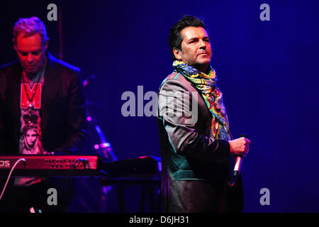 Musiker Thomas Anders (R) und Uwe Fahrenkrog-Petersen, der das Duo Anders/Fahrenkrog stehen auf der Bühne der Stadthalle Baumbach in Ransbach-Baumbach, Deutschland, 17. März 2012. Foto: Revierfoto Stockfoto