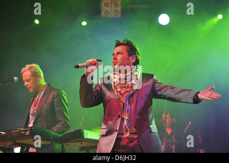 Musiker Thomas Anders (R) und Uwe Fahrenkrog-Petersen, der das Duo Anders/Fahrenkrog stehen auf der Bühne der Stadthalle Baumbach in Ransbach-Baumbach, Deutschland, 17. März 2012. Foto: Revierfoto Stockfoto