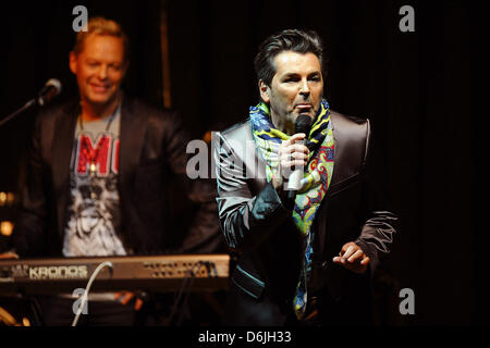 Musiker Thomas Anders (R) und Uwe Fahrenkrog-Petersen, der das Duo Anders/Fahrenkrog stehen auf der Bühne der Stadthalle Baumbach in Ransbach-Baumbach, Deutschland, 17. März 2012. Foto: Revierfoto Stockfoto