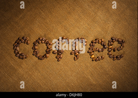 Das Wort Kaffee aus Kaffeebohnen auf Stoff Stockfoto