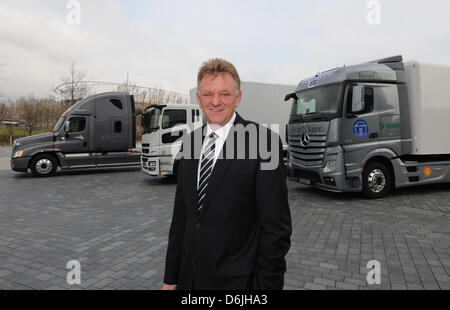 Leiter der Daimler LKW Devision, Andreas Renschler, steht vor einem Freightliner Cascadia (L-R), ein Fuso Super Great und ein Mercedes-Benz Actros in Stuttgart, Deutschland, 19. März 2012. Gemäß der Antitrust Division in Moskau darf Daimler jetzt erhöhen ihre Beteiligung an KAMAZ. Foto: FRANZISKA KRAUFMANN Stockfoto