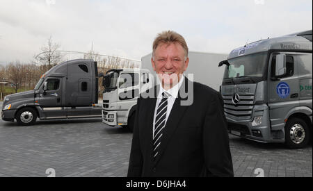 Leiter der Daimler LKW Devision, Andreas Renschler, steht vor einem Freightliner Cascadia (L-R), ein Fuso Super Great und ein Mercedes-Benz Actros in Stuttgart, Deutschland, 19. März 2012. Gemäß der Antitrust Division in Moskau darf Daimler jetzt erhöhen ihre Beteiligung an KAMAZ. Foto: FRANZISKA KRAUFMANN Stockfoto