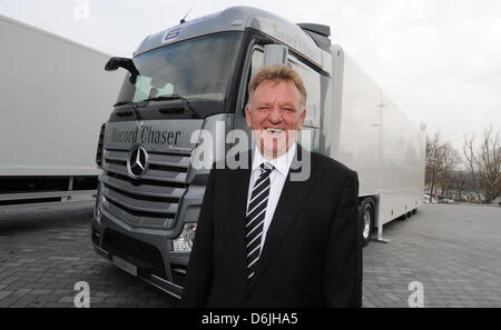 Leiter der Daimler LKW Devision, Andreas Renschler, steht vor einem Mercedes-Benz Actros in Stuttgart, Deutschland, 19. März 2012. Gemäß der Antitrust Division in Moskau darf Daimler jetzt erhöhen ihre Beteiligung an KAMAZ. Foto: FRANZISKA KRAUFMANN Stockfoto