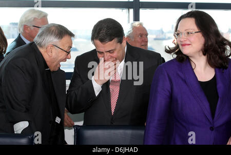 SPD Vorsitzender Sigmar Gabriel (C) spricht mit Karl Cardinal Lehmann, Bischof von Mainz, neben Secretary General Andrea Nahles (R) während eines Treffens der Staats-und Regierungschefs der deutschen Partei Sozialdemokraten (SPD) mit Vertretern der Deutschen Bischofskonferenz auf dem Willy-Brandt-Haus in Berlin, Deutschland, 19. März 2012. Foto: WOLFGANG KUMM Stockfoto