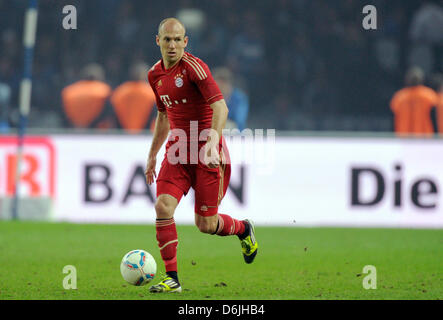 Bayerns Arjen Robben kontrolliert den Ball während des Bundesliga-Spiels Hertha Berlin vs. FC Bayern München im Olympiastadion in Berlin, Deutschland, 17. März 2012. München gewann das Spiel mit 6: 0. Foto: Soeren Stache Stockfoto