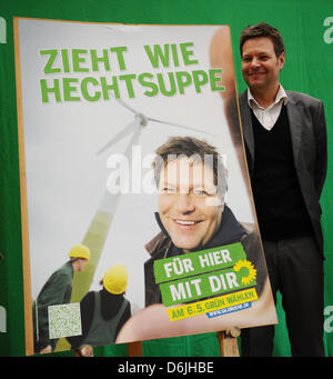 Grüne Spitzenkandidat Robert Habeck stellt ein Wahlplakat der Kampagne von Bündnis 90/die grünen auf einer Pressekonferenz in Kiel, Deutschland, 19. März 2012. Am 6. Mai 2012 statt regionale Parlamentswahlen in Schleswig-Holstein. Foto: CHRISTIAN CHARISIUS Stockfoto