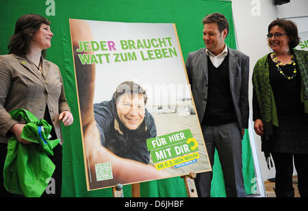 Regionale Vorsitzende von Bündnis 90/die grünen im deutschen Bundesland Schleswig-Holstein Marlene Loehr (R) und Eka von Kalben (L) und grüne Spitzenkandidat Robert Habeck enthüllen ein Wahlplakat der Kampagne von Bündnis 90/die grünen auf einer Pressekonferenz in Kiel, Deutschland, 19. März 2012. Am 6. Mai 2012 statt regionale Parlamentswahlen in Schleswig-Holstein. Foto: CH Stockfoto