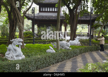 Chinesisches Sternzeichen-Statuen in Kowloon Walled City, Kowloon, Hong Kong, China, Asien Stockfoto
