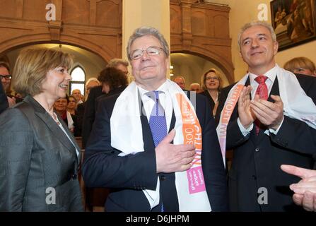 German President Joachim Gauck (C), seine Freundin Daniela Schadt und den Ministerpräsidenten des deutschen Bundeslandes von Saxony Stanislaw Tillich (R) besuchen Sie eine Veranstaltung zum Gedenken an die 800-Jahr-Jubiläum des Chors Thomanerchor Leipzig in der St. Thomaskirche in Leipzig, Deutschland, 20. März 2012. Der Chor wurde im Jahr 1212 gegründet und ist eines der ältesten Chöre Ion der Welt. Von 1 Stockfoto