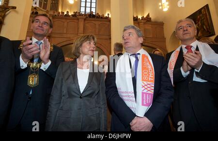 Leipziger Oberbürgermeister Burkhard Jung (L), German President Joachim Gauck (C), seine Freundin Daniela Schadt und den Ministerpräsidenten des deutschen Bundeslandes von Saxony Stanislaw Tillich (R) besuchen Sie eine Veranstaltung zum Gedenken an die 800-Jahr-Jubiläum des Chors Thomanerchor Leipzig in der St. Thomaskirche in Leipzig, Deutschland, 20. März 2012. Der Chor wurde 1212 gegründet und gehört zu den ol Stockfoto