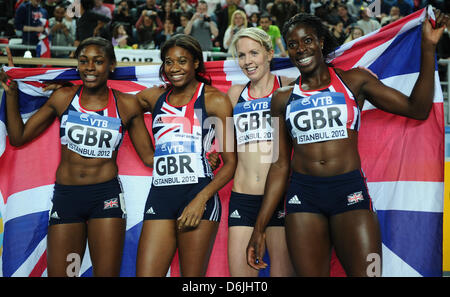 (L-R) Christine Ohuruogu, Shana Cox, Nicola Sanders und Perri Shakes-Drayton Großbritanniens feiern ihre Goldmedaille in der Frauen-400-Meter-Staffel Finale bei den IAAF World Indoor Championships in Atakoy Arena in Istanbul, Türkei, 11. März 2012. Foto: Christian Charisius Stockfoto