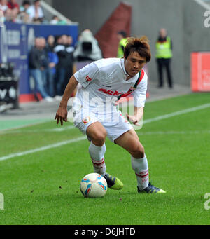 Augsburg Ja-Cheol Koo steuert den Ball während der Bundesliga Spiel FC Augsburg vs. 1. FSV Mainz 05 in der SGL-Arena in Augsburg, Deutschland, 17. März 2012. Augsburg 2: 1 gewonnen. Foto: Stefan Puchner Stockfoto