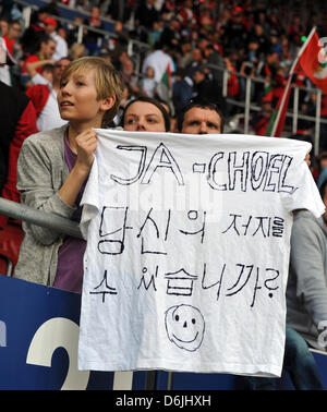 Augsburg Ja-Cheol Koo wird während der Bundesliga Spiel FC Augsburg vs. 1. FSV Mainz 05 in der SGL-Arena in Augsburg, Deutschland, 17. März 2012 von den Fans begrüßt. Augsburg 2: 1 gewonnen. Foto: Stefan Puchner Stockfoto
