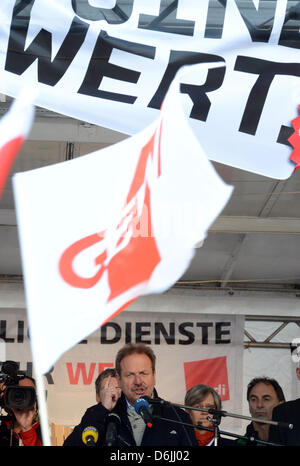 Verdi-Chef Frank Bsirske spricht bei einer Warnung-Streik in München, Deutschland, 20. März 2012. Die nächste Welle der Warnung Streiks im öffentlichen Dienst erreicht Bayern, Hessen, Niedersachsen und Bremen. Foto: PETER KNEFFEL Stockfoto