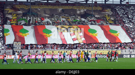 Augsburg Fans führen eine Choreographie während der Bundesliga Spiel FC Augsburg vs. 1. FSV Mainz 05 in der SGL-Arena in Augsburg, Deutschland, 17. März 2012. Augsburg 2: 1 gewonnen. Foto: Stefan Puchner Stockfoto