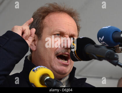 Verdi-Chef Frank Bsirske spricht bei einer Warnung-Streik in München, Deutschland, 20. März 2012. Die nächste Welle der Warnung Streiks im öffentlichen Dienst erreicht Bayern, Hessen, Niedersachsen und Bremen. Foto: PETER KNEFFEL Stockfoto