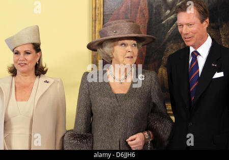 (L-R) Großherzogin Maria Teresa, Königin Beatrix, Großherzog Henri von Luxemburg am ersten Tag ein 3-Tages Staatsbesuch von Königin Beatrix in Luxemburg in Luxemburg, 20. März 2012. Foto: Albert Nieboer - Niederlande Stockfoto