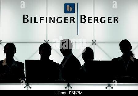 Datei - eine Archiv Bild datiert 31. Mai 2011 zeigt Hostessen warten für die Aktionäre auf der Hauptversammlung der Bilfinger Berger SE in Mannheim, Deutschland. Verpackungsanlagen und Dienstleistungsgruppe Bilfinger Berger präsentieren ihre Jahresergebnisse auf 21. März 2012. Foto: Boris Roessler Stockfoto