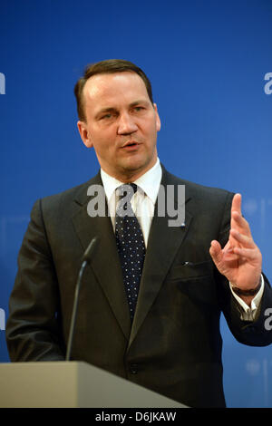 Der polnische Außenminister Radoslaw Sikorski spricht während einer Pressekonferenz nach seinem Treffen mit seinem russischen und deutschen Kollegen bei Villa Borsig in Berlin, Deutschland, 21. März 2012. Internationale Themen standen auf der Tagesordnung, unter anderem die Situation in Syrien. Foto: MAURIZIO GAMBARINI Stockfoto