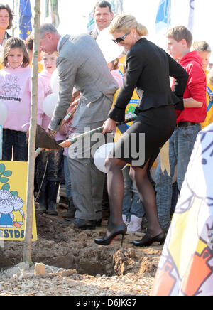 Holländische Prinzessin Maxima kommt bei den 55. Jahrestag der Gründung der die Baumpflanzaktion Tag (Boomfeestdag) in Oeffelte, Niederlande, 21. März 2012. Foto: Albert Nieboer / Niederlande, Stockfoto