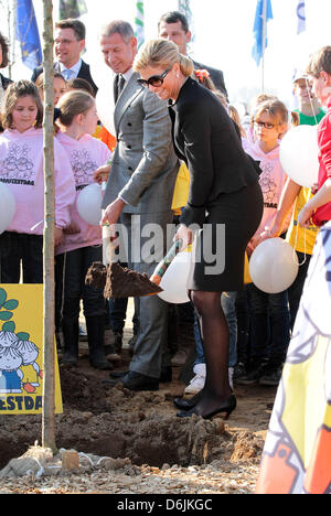 Holländische Prinzessin Maxima kommt bei den 55. Jahrestag der Gründung der die Baumpflanzaktion Tag (Boomfeestdag) in Oeffelte, Niederlande, 21. März 2012. Foto: Albert Nieboer / Niederlande, Stockfoto