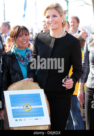 Holländische Prinzessin Maxima kommt bei den 55. Jahrestag der Gründung der die Baumpflanzaktion Tag (Boomfeestdag) in Oeffelte, Niederlande, 21. März 2012. Foto: Albert Nieboer / Niederlande, Stockfoto