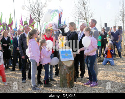 Dutch Princess Maxima (C) kommt bei den 55. Jahrestag der Gründung der die Baumpflanzaktion Tag (Boomfeestdag) in Oeffelte, Niederlande, 21. März 2012. Foto: Albert Nieboer / Niederlande, Stockfoto