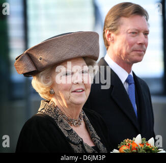 Königin Beatrix der Niederlande und Großherzog Henri von Luxemburg besuchen Belval, ein Bauprojekt in Esch-Sur-Alzette, am zweiten Tag Ihres Besuch in Luxemburg, 21. März 2012. Foto: Patrick van Katwijk Niederlande Stockfoto