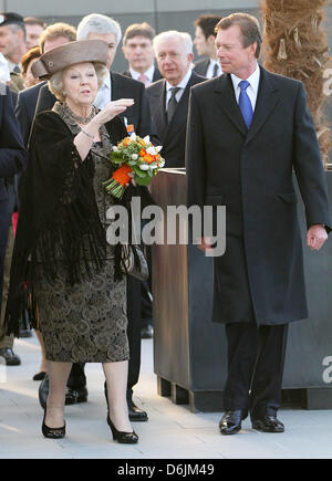 Königin Beatrix der Niederlande und Großherzog Henri von Luxemburg besuchen Belval, ein Bauprojekt in Esch-Sur-Alzette, am zweiten Tag Ihres Besuch in Luxemburg, 21. März 2012. Foto: Patrick van Katwijk Niederlande Stockfoto