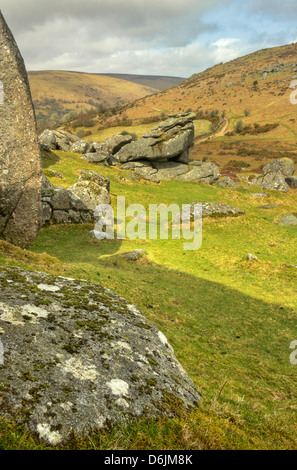 Transiente Stormlight auf Bonehill und Bell Tor über das Dorf Widecome im Moor Stockfoto