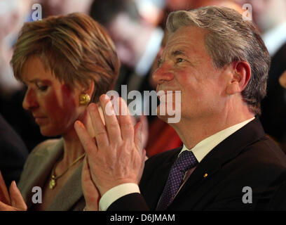 Susanne Klatten, Vorsitzende der Herbert-Quandt-Stiftung und der deutsche Bundespräsident Joachim Gauck an die Verleihung des zweiten Ideenwettbewerb für Gemeinschaft Stiftungen in Berlin, Deutschland, 22. März 2012 teilnehmen. Gemeinschaft Stiftungen in Barnim-Uckermark, Halle und Schaumburg erhielt Auszeichnungen für die Bemühungen, Menschen mit unterschiedlichen sozialen Hintergründen zusammenzubringen. Foto: Wolfgang Kumm Stockfoto