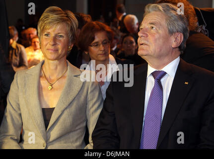 Susanne Klatten, Vorsitzende der Herbert-Quandt-Stiftung und der deutsche Bundespräsident Joachim Gauck an die Verleihung des zweiten Ideenwettbewerb für Gemeinschaft Stiftungen in Berlin, Deutschland, 22. März 2012 teilnehmen. Gemeinschaft Stiftungen in Barnim-Uckermark, Halle und Schaumburg erhielt Auszeichnungen für die Bemühungen, Menschen mit unterschiedlichen sozialen Hintergründen zusammenzubringen. Foto: Wolfgang Kumm Stockfoto