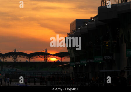 Sonnenuntergang über der Boxengasse auf dem Sepang Circuit außerhalb Kuala Lumpur, Malaysia, 22. März 2012. Der Formel 1 Grand Prix von Malaysia stattfinden am 25. März 2012. Foto: Jens Buettner dpa Stockfoto