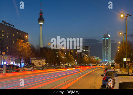 Hintergrundbeleuchtung der vorbeifahrenden Autos verwandeln sich in roten und gelben Lichter dank Langzeitbelichtung am Karl-Marx-Allee in Berlin, Deutschland, 21. März 2012. Nur wenige Autos fahren in die Stadt am Abend. Foto: Soeren Stache Stockfoto