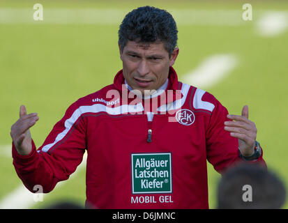 Kaiserslautern neue Trainer Krasimir Balakov Gesten während einer Trainingseinheit in Kaiserslautern, Deutschland, 22. März 2012. Balakov wurde am 22. März 2012 als neuer Cheftrainer vorgestellt. Der ehemalige bulgarische Mittelfeldspieler soll krisengeschüttelten Fußball Bundesligisten 1 speichern. FC Kaiserslautern vor dem Abstieg. Foto: UWE ANSPACH Stockfoto