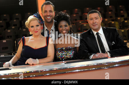 Juroren Roman Frieling (L-R), Maite Kelly, Motsi Mabuse und Joachim Llambi Pose nach dem RTL-Tanz show "Let ´s Dance" im Coloneum in Köln, 21. März 2012. Elf Promis trotzten die Tanzfläche in der zweiten Staffel der fünften Staffel der Tanz-Show. Foto: Caroline Seidel Stockfoto